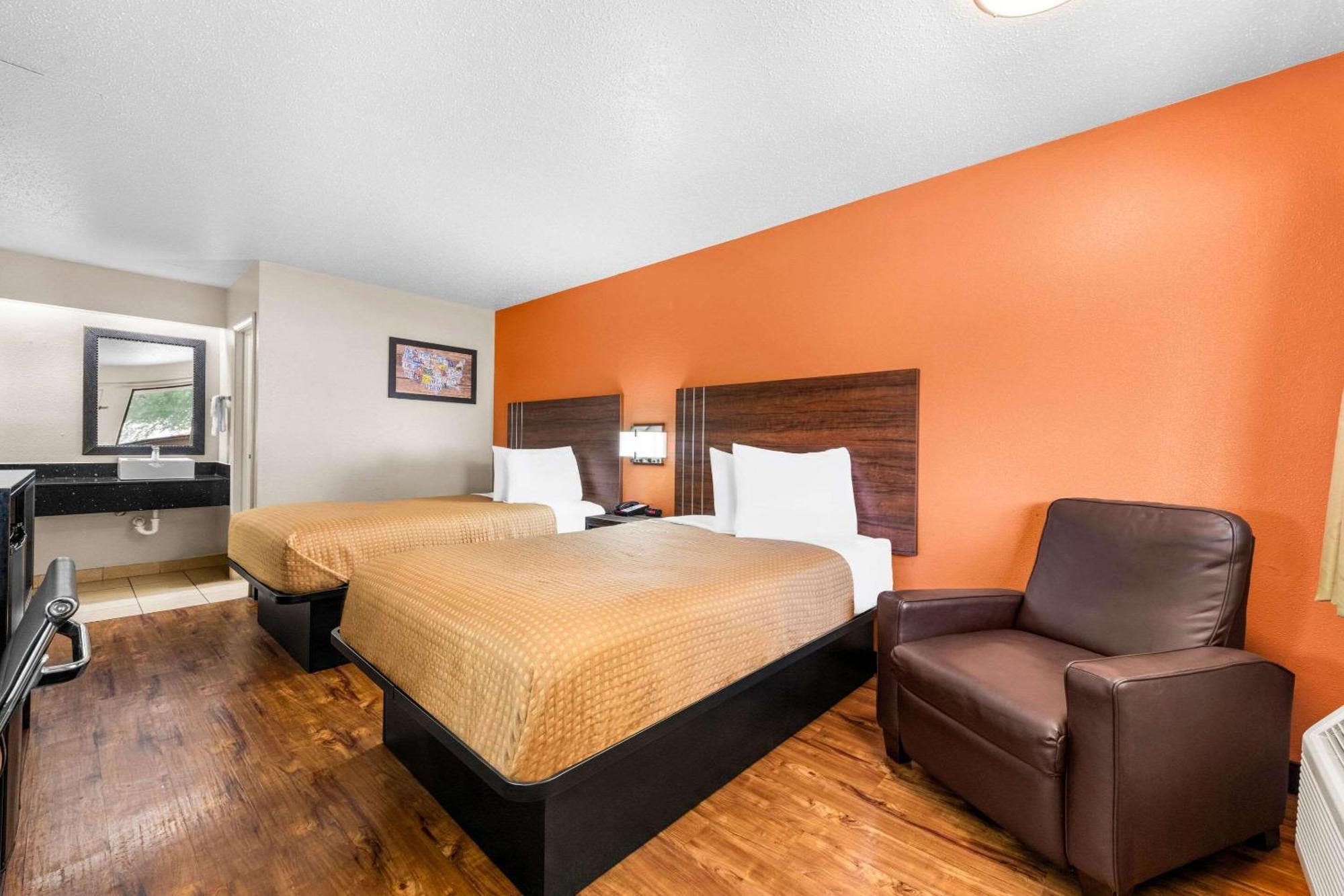 Econo Airport Lodge *